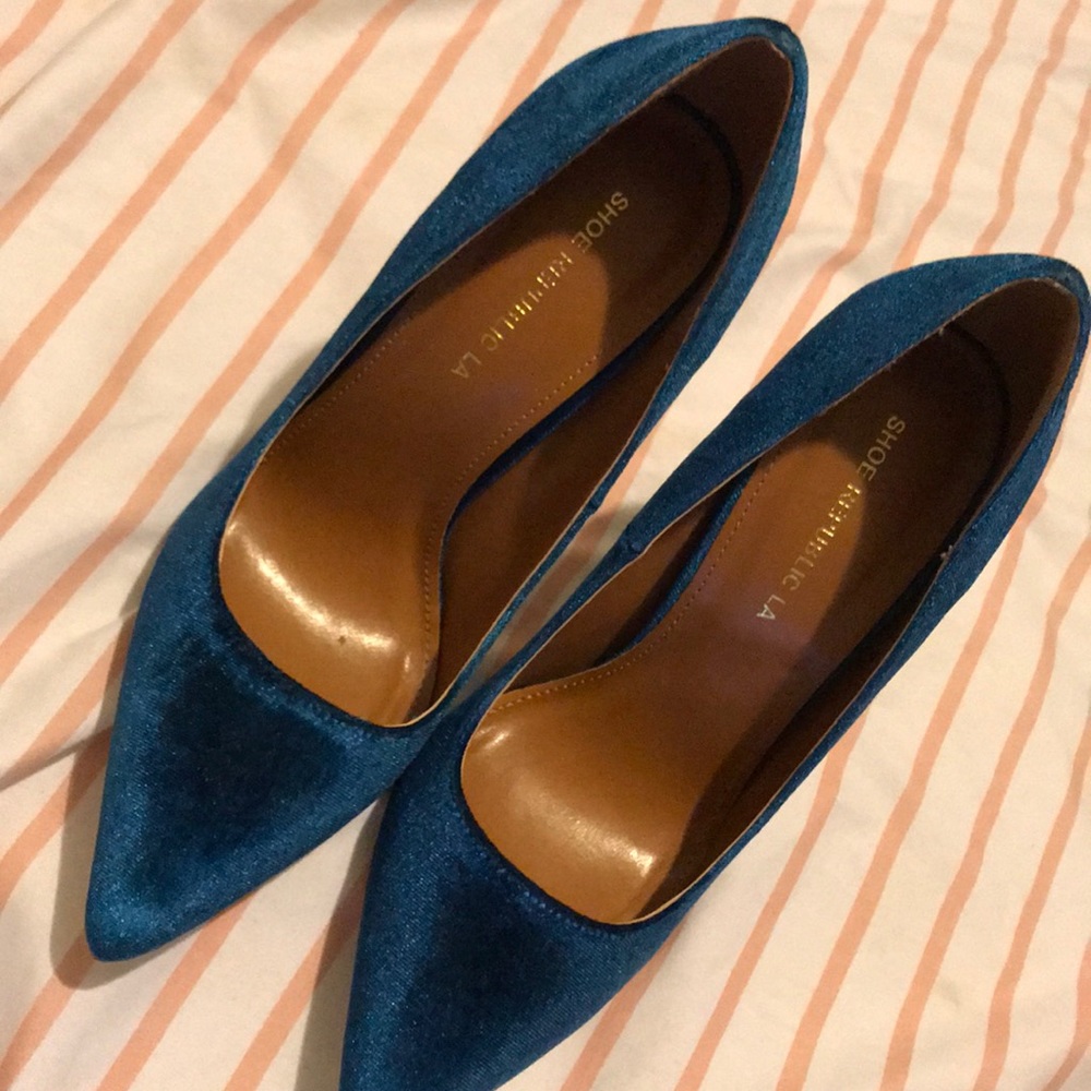 Blue pumps